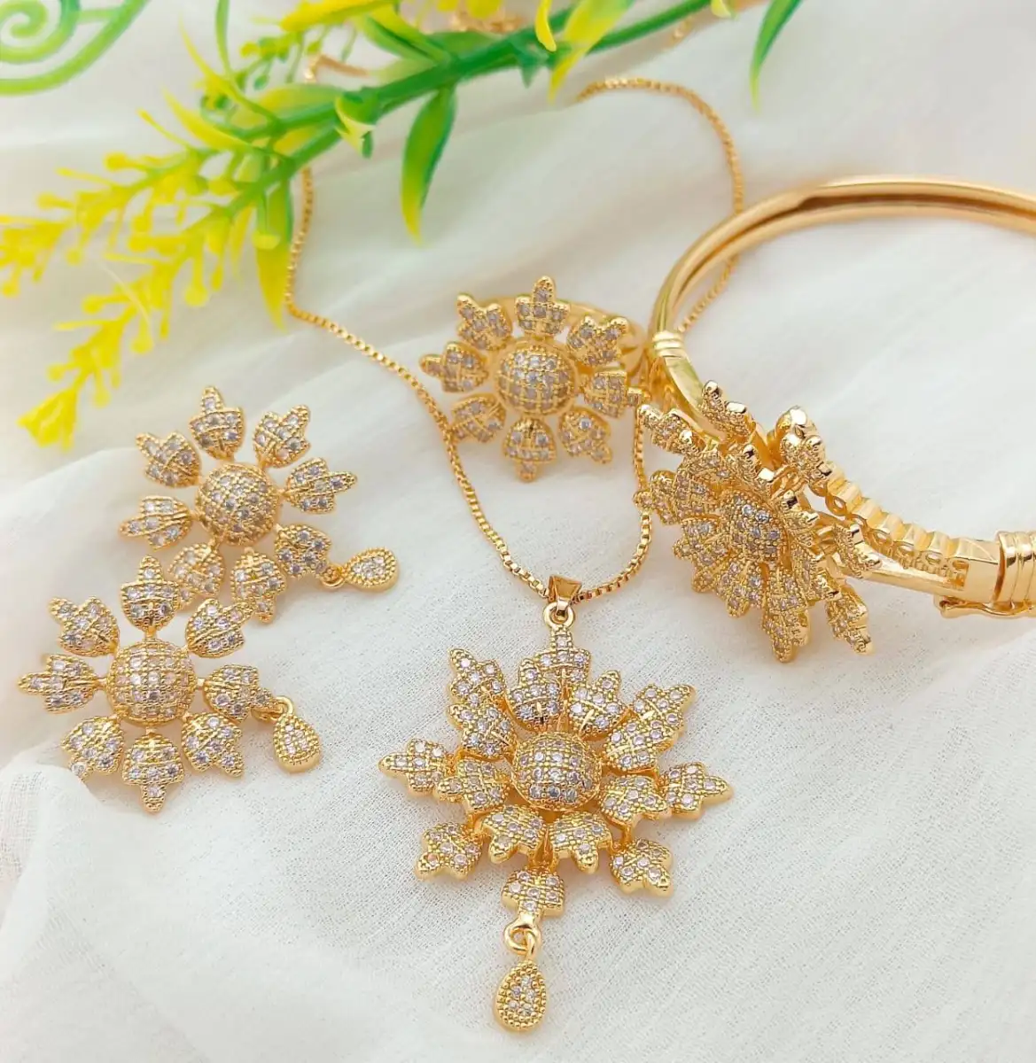 4 Pcs Flower Design Zircon Set